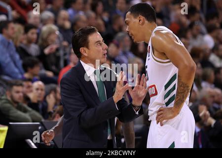 Rick Pitino e Jacob Wiley durante la partita tra FC Barcelona e Panathinaikos BC, corrispondente alla settimana 13 dell'Eurolega, giocata al Palau Blaugrana, il 13th dicembre 2019, a Barcellona, Spagna. (Foto di Joan Valls/Urbanandsport /NurPhoto) Foto Stock