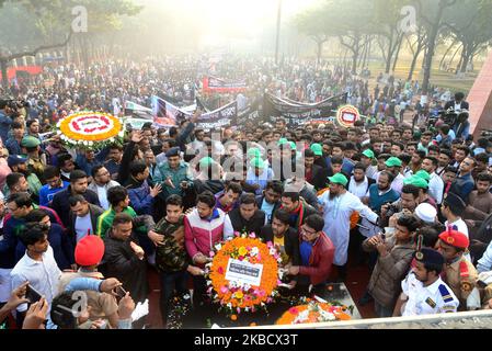 I popoli del Bangladesh rendono omaggio agli intellettuali martiri al Memoriale degli intellettuali martiri a Mirpur, a Dhaka, in Bangladesh, il 14 dicembre 2019. Assassinati dalle forze di occupazione pakistane e dai loro collaboratori locali negli ultimi giorni della guerra di liberazione del 1971. La nazione sta osservando la Giornata degli intellettuali martiri del dicembre 14, che paga tributi agli intellettuali uccisi sistematicamente dall'esercito di occupazione pakistano e dai loro collaboratori locali alla fine della guerra di liberazione del paese nel 1971. (Foto di Mamunur Rashid/NurPhoto) Foto Stock