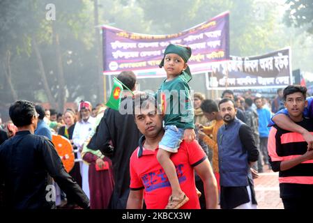 I popoli del Bangladesh rendono omaggio agli intellettuali martiri al Memoriale degli intellettuali martiri a Mirpur, a Dhaka, in Bangladesh, il 14 dicembre 2019. Assassinati dalle forze di occupazione pakistane e dai loro collaboratori locali negli ultimi giorni della guerra di liberazione del 1971. La nazione sta osservando la Giornata degli intellettuali martiri del dicembre 14, che paga tributi agli intellettuali uccisi sistematicamente dall'esercito di occupazione pakistano e dai loro collaboratori locali alla fine della guerra di liberazione del paese nel 1971. (Foto di Mamunur Rashid/NurPhoto) Foto Stock