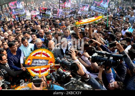 I popoli del Bangladesh rendono omaggio agli intellettuali martiri al Memoriale degli intellettuali martiri a Mirpur, a Dhaka, in Bangladesh, il 14 dicembre 2019. Assassinati dalle forze di occupazione pakistane e dai loro collaboratori locali negli ultimi giorni della guerra di liberazione del 1971. La nazione sta osservando la Giornata degli intellettuali martiri del dicembre 14, che paga tributi agli intellettuali uccisi sistematicamente dall'esercito di occupazione pakistano e dai loro collaboratori locali alla fine della guerra di liberazione del paese nel 1971. (Foto di Mamunur Rashid/NurPhoto) Foto Stock