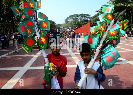 I popoli del Bangladesh rendono omaggio agli intellettuali martiri al Memoriale degli intellettuali martiri a Mirpur, a Dhaka, in Bangladesh, il 14 dicembre 2019. Assassinati dalle forze di occupazione pakistane e dai loro collaboratori locali negli ultimi giorni della guerra di liberazione del 1971. La nazione sta osservando la Giornata degli intellettuali martiri del dicembre 14, che paga tributi agli intellettuali uccisi sistematicamente dall'esercito di occupazione pakistano e dai loro collaboratori locali alla fine della guerra di liberazione del paese nel 1971. (Foto di Mamunur Rashid/NurPhoto) Foto Stock