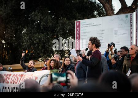 Il portavoce dei 'Sardines', un movimento popolare italiano contro il populismo di destra, Mattia Santori, parla durante un incontro a San Giovanni in Piazza Lateranense il 14 dicembre 2019 a Roma (Foto di Andrea Ronchini/NurPhoto) Foto Stock