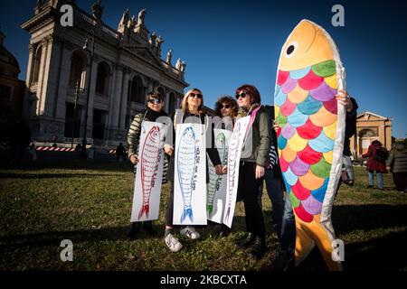 La gente si riunisce a San Giovanni in Piazza Lateranense per una dimostrazione dei 'Sardines', un movimento popolare italiano contro il populismo di destra, il 14 dicembre 2019 a Roma (Foto di Andrea Ronchini/NurPhoto) Foto Stock