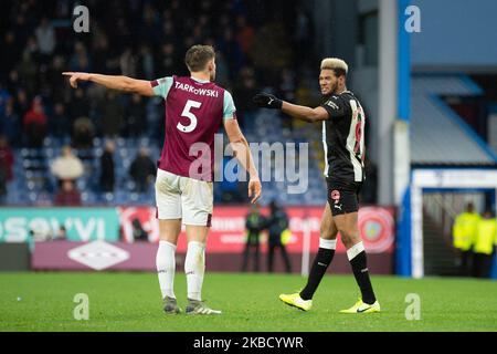 James Tarkowski e Joelinton di Newcastle United hanno ottenuto una carta gialla durante la partita della Premier League tra Burnley e Newcastle United a Turf Moor, Burnley, sabato 14th dicembre 2019. (Foto di Pat Scaasi/MI News/NurPhoto ) Foto Stock