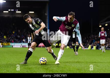 Il difensore di Newcastle United Federico Fernndez e Burnley inoltrano Chris Wood durante la partita di Premier League tra Burnley e Newcastle United a Turf Moor, Burnley sabato 14th dicembre 2019. (Credit: Andy Whitehead | MI News) Foto Stock