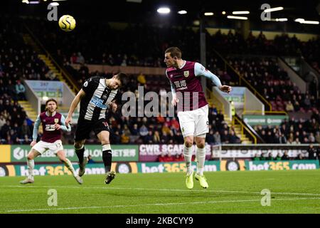 Burnley inoltra Chris Wood con uno sforzo verso il gol durante la partita della Premier League tra Burnley e Newcastle United a Turf Moor, Burnley sabato 14th dicembre 2019. (Credit: Andy Whitehead | MI News) Foto Stock