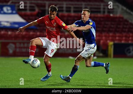 Tom Hamer di Oldham Athletic e Jerry Yates di Swindon Town in azione durante la partita della Sky Bet League 2 tra Swindon Town e Oldham Athletic al County Ground, Swindon sabato 14th dicembre 2019. (Foto di Eddie Garvey/MI News/NurPhoto) Foto Stock