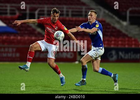 Tom Hamer di Oldham Athletic e Jerry Yates di Swindon Town in azione durante la partita della Sky Bet League 2 tra Swindon Town e Oldham Athletic al County Ground, Swindon sabato 14th dicembre 2019. (Foto di Eddie Garvey/MI News/NurPhoto) Foto Stock