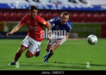 Tom Hamer di Oldham Athletic e Jerry Yates di Swindon Town in azione durante la partita della Sky Bet League 2 tra Swindon Town e Oldham Athletic al County Ground, Swindon sabato 14th dicembre 2019. (Foto di Eddie Garvey/MI News/NurPhoto) Foto Stock