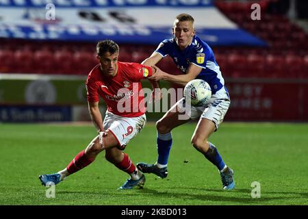 Tom Hamer di Oldham Athletic e Jerry Yates di Swindon Town in azione durante la partita della Sky Bet League 2 tra Swindon Town e Oldham Athletic al County Ground, Swindon sabato 14th dicembre 2019. (Foto di Eddie Garvey/MI News/NurPhoto) Foto Stock