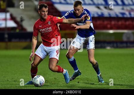 Tom Hamer di Oldham Athletic e Jerry Yates di Swindon Town in azione durante la partita della Sky Bet League 2 tra Swindon Town e Oldham Athletic al County Ground, Swindon sabato 14th dicembre 2019. (Foto di Eddie Garvey/MI News/NurPhoto) Foto Stock