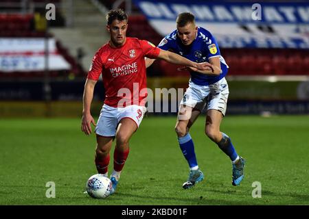 Tom Hamer di Oldham Athletic e Jerry Yates di Swindon Town in azione durante la partita della Sky Bet League 2 tra Swindon Town e Oldham Athletic al County Ground, Swindon sabato 14th dicembre 2019. (Foto di Eddie Garvey/MI News/NurPhoto) Foto Stock