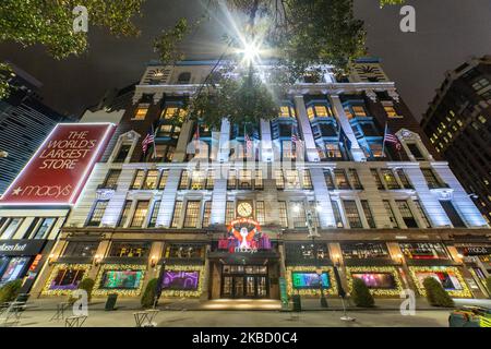 Grandi magazzini Macy's Herald Square Flagship a Midtown Manhattan New York City con decorazioni per vetrine natalizie. Il negozio è tra i più grandi del mondo e l'edificio è un punto di riferimento storico nazionale di fronte a Herald Square, vicino a Times Square, come visto il 12 novembre 2019. NYC, NY, USA (Foto di Nicolas Economou/NurPhoto) Foto Stock