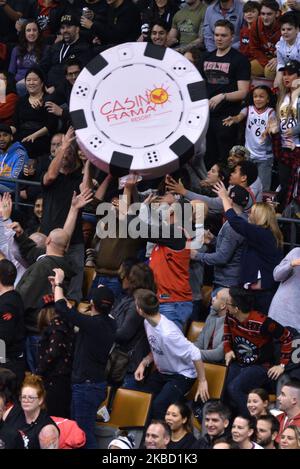 I funs giocano con l'enorme chip del casinò durante il timeout durante il gioco della stagione regolare NBA dei Toronto Raptors vs Brooklyn Nets alla Scotiabank Arena il 14 dicembre 2019, a Toronto, Canada (Raptors vinse 110:102) (Foto di Anatoliy Cherkasov/NurPhoto) Foto Stock