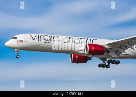 Virgin Atlantic Airways Airbus A350-1000 come visto in arrivo e atterraggio finale all'aeroporto internazionale JFK John F. Kennedy a NYC, New York, USA. L'aereo ha la registrazione G-VPOP, il nome Mamma mia, 2x RR Jet motori. Virgin Atlantic Airways VS VIR è una compagnia aerea britannica che collega New York City a Londra Gatwick, Londra Heathrow e Manchester UK. (Foto di Nicolas Economou/NurPhoto) Foto Stock