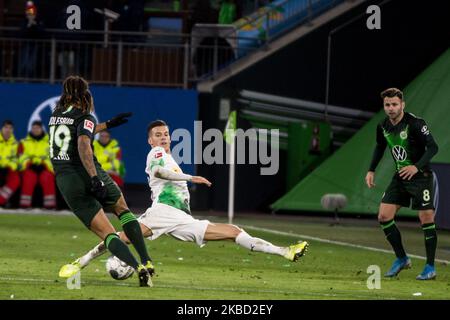 Kevin Mbabu di VfL Wolfsburg battaglia per la palla contro Laszlo Benes di Borussia Monchengladbach durante gli anni '1. Partita della Bundesliga tra VfL Wolfsburg e Borussia Monchengladbach alla Volkswagen Arena il 15 dicembre 2019 a Wolfsburg, Germania. (Foto di Peter Niedung/NurPhoto) Foto Stock