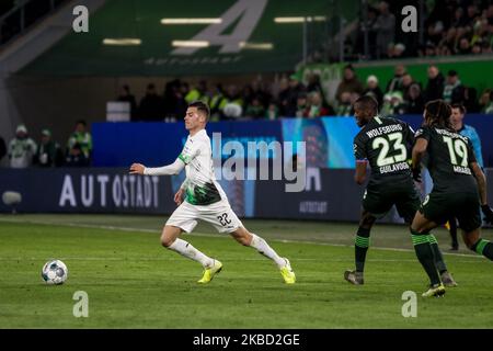 Laszlo Benes di Borussia Monchengladbach durante il 1. Partita della Bundesliga tra VfL Wolfsburg e Borussia Monchengladbach alla Volkswagen Arena il 15 dicembre 2019 a Wolfsburg, Germania. (Foto di Peter Niedung/NurPhoto) Foto Stock