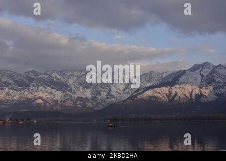 Un barcaiolo di Kashmiri cavalca la sua barca durante il giorno di sole a Srinagar, indiano amministrato Kashmir il 16 dicembre 2019. (Foto di Muzamil Mattoo/NurPhoto) Foto Stock