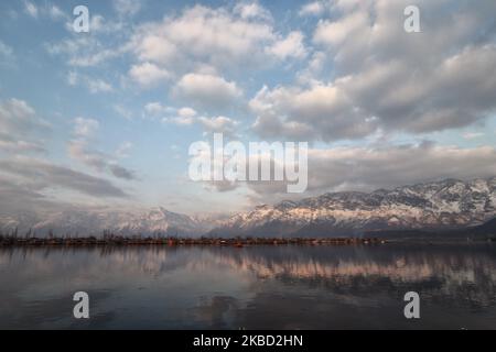 Scena di dal Lago Srinagar in una giornata di sole in indiano amministrato Kashmir il 16 dicembre 2019. (Foto di Muzamil Mattoo/NurPhoto) Foto Stock