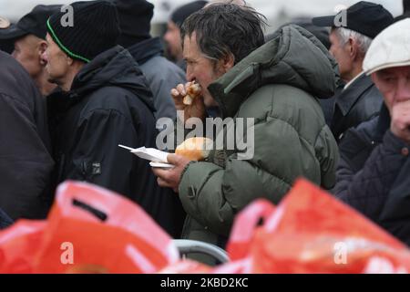 Persone in fila durante l'edizione 2019 di "Christmas Eve - Christmas Food Handout" per senzatetto e persone bisognose, un evento di beneficenza organizzato ogni anno nella piazza principale del mercato di Cracovia. Domenica 15 dicembre 2019, a Cracovia, Malopolskie Voivodato, Polonia. (Foto di Artur Widak/NurPhoto) Foto Stock