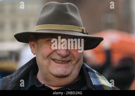 Un ritratto del leggendario repastorizzatore Jan Kosciuszko, il principale sponsor e organizzatore della "vigilia di Natale - Christmas Food Handout" per senzatetto e persone bisognose, un evento di beneficenza nella piazza del mercato principale di Cracovia. Domenica 15 dicembre 2019, a Cracovia, Malopolskie Voivodato, Polonia. (Foto di Artur Widak/NurPhoto) Foto Stock