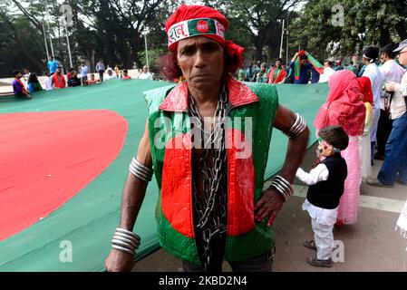 Il popolo del Bangladesh partecipa a un raduno durante le celebrazioni della Giornata della Vittoria a Dhaka, Bangladesh, il 16 dicembre 2019. Il Bangladesh celebra il suo 48th° giorno della vittoria per commemorare la vittoria dell'Alto comando delle forze alleate sulle forze pakistane nella guerra di liberazione del Bangladesh nel 1971. Il Bangladesh è diventato una nazione libera il 16 dicembre 1971 dopo una sanguinosa guerra di nove mesi con il Pakistan. (Foto di Mamunur Rashid/NurPhoto) Foto Stock