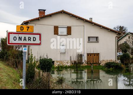 Il fiume 'l'adour' ha allagato e colpisce case, campi, strade nel villaggio di Onard, sud-ovest della Francia, il 16 dicembre 2019. I fiumi allagati 'l'adour' e ''la midouze' sono ancora traboccanti nelle 'landes' nel sud-ovest della Francia toccando la città di Dax e il villaggio di Onard, dove un uomo morto è stato trovato ieri nella sua auto dopo che si è schiantato da una strada allagata. Molte strade furono chiuse, specialmente quelle per attraversare i fiumi, e alcune case furono allagate. (Foto di Jerome Gilles/NurPhoto) Foto Stock