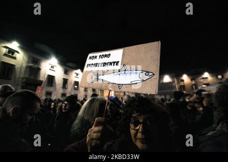 Migliaia di manifestanti partecipano al rally del movimento delle sardine a Pisa il 15 dicembre 2019. Il movimento sardino è un movimento anti-Lega che protesta contro la politica di odio del leader del partito italiano della Lega di estrema destra (Lega) Matteo Salvini. (Foto di Enrico Mattia del Punta/NurPhoto) Foto Stock