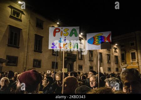 Migliaia di manifestanti partecipano al rally del movimento delle sardine a Pisa il 15 dicembre 2019. Il movimento sardino è un movimento anti-Lega che protesta contro la politica di odio del leader del partito italiano della Lega di estrema destra (Lega) Matteo Salvini. (Foto di Enrico Mattia del Punta/NurPhoto) Foto Stock