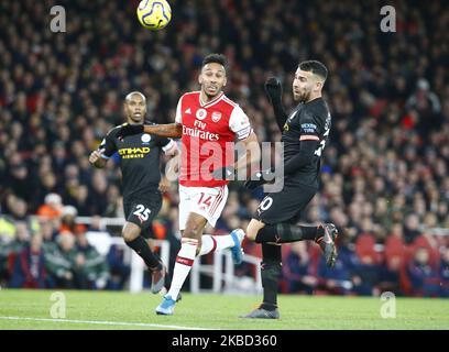 L-R Pierre-Emerick Aubameyang dell'Arsenal e Nicolas Otamendi di Manchester City durante la Premier League inglese tra l'Arsenal e Manchester City allo stadio Emirates , Londra, Inghilterra il 15 dicembre 2019. (Foto di Action Foto Sport/NurPhoto) Foto Stock