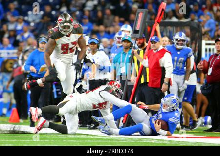 Il quartback dei Detroit Lions David Blough (10) è stato decollato dai Tampa Bay Buccaneers al di fuori del linebacker Lavonte David (54) durante la seconda metà di una partita di football NFL contro i Tampa Bay Buccaneers a Detroit, Michigan USA, domenica 15 dicembre 2019. (Foto di Amy Lemus/NurPhoto) Foto Stock