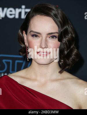 HOLLYWOOD, LOS ANGELES, CALIFORNIA, USA - 16 DICEMBRE: L'attrice Daisy Ridley che indossa un abito Oscar de la Renta arriva alla prima mondiale di "Star Wars: The Rise of Skywalker" di Disney, che si tiene presso l'El Capitan Theatre il 16 dicembre 2019 a Hollywood, Los Angeles, California, Stati Uniti. (Foto di Xavier Collin/Image Press Agency/NurPhoto) Foto Stock