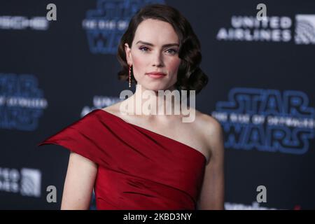 HOLLYWOOD, LOS ANGELES, CALIFORNIA, USA - 16 DICEMBRE: L'attrice Daisy Ridley che indossa un abito Oscar de la Renta arriva alla prima mondiale di "Star Wars: The Rise of Skywalker" di Disney, che si tiene presso l'El Capitan Theatre il 16 dicembre 2019 a Hollywood, Los Angeles, California, Stati Uniti. (Foto di Xavier Collin/Image Press Agency/NurPhoto) Foto Stock