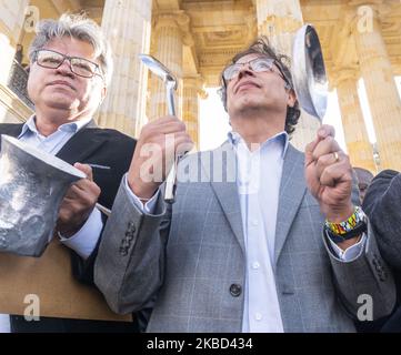I membri del Congresso dell'opposizione si sono recati in Plaza de Bolivar a Bogotà per unirsi al cacerolazo contro la riforma fiscale presentata dal governo di Ivan Duque, il presidente della Colombia a Bogotà, Colombia, il 16 dicembre 2019. Il cacerolazo era accompagnato dal progressista politico colombiano Gustavo Petro e dal senatore della Repubblica di Colombia, Ivan Cepeda. (Foto di Daniel Garzon Herazo/NurPhoto) Foto Stock