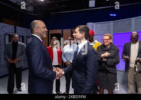 (L-R): Presidente dell'Università del Distretto di Columbia, Ronald Mason, Jr., scuote le mani con il candidato presidenziale statunitense Pete Buttigieg, a UDC TV dopo la sua intervista con la Dr. Julianne Malveaux sul suo show ''Malveaux!'' A Washington, D.C. il venerdì 13 dicembre 2019.(Photo by Cheriss May/NurPhoto) Foto Stock