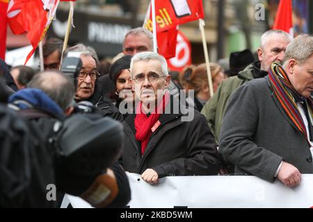 Il segretario generale dell'Unione francese Ouvriere (FO) Yves Veyrier (C) partecipa a una manifestazione a Place de la Republique, a Parigi, il 17 dicembre 2019, per protestare contro il piano del governo francese di rivedere il sistema pensionistico del paese; come parte di uno sciopero generale nazionale dovuto a una revisione delle pensioni che ha innescato uno sciopero paralizzante sui trasporti. (Foto di Michel Stoupak/NurPhoto) Foto Stock