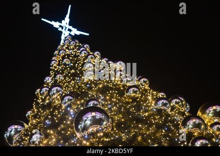 Una vista dell'albero di Natale fuori dalla stazione ferroviaria principale di Cracovia e dal centro commerciale Galeria Krakowska. Lunedì 16 dicembre 2019, a Cracovia, Malopolskie Voivodato, Polonia. (Foto di Artur Widak/NurPhoto) Foto Stock