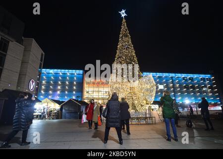 Una vista dell'albero di Natale fuori dalla stazione ferroviaria principale di Cracovia e dal centro commerciale Galeria Krakowska. Lunedì 16 dicembre 2019, a Cracovia, Malopolskie Voivodato, Polonia. (Foto di Artur Widak/NurPhoto) Foto Stock