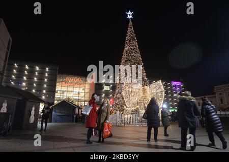 Una vista dell'albero di Natale fuori dalla stazione ferroviaria principale di Cracovia e dal centro commerciale Galeria Krakowska. Lunedì 16 dicembre 2019, a Cracovia, Malopolskie Voivodato, Polonia. (Foto di Artur Widak/NurPhoto) Foto Stock