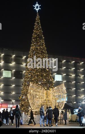 Una vista dell'albero di Natale fuori dalla stazione ferroviaria principale di Cracovia e dal centro commerciale Galeria Krakowska. Lunedì 16 dicembre 2019, a Cracovia, Malopolskie Voivodato, Polonia. (Foto di Artur Widak/NurPhoto) Foto Stock