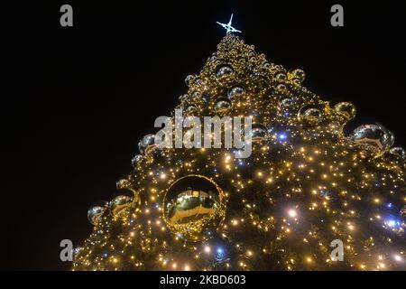 Una vista dell'albero di Natale fuori dalla stazione ferroviaria principale di Cracovia e dal centro commerciale Galeria Krakowska. Lunedì 16 dicembre 2019, a Cracovia, Malopolskie Voivodato, Polonia. (Foto di Artur Widak/NurPhoto) Foto Stock