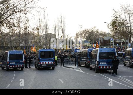 Proteste dello tsunami democratico al di fuori dello stadio Camp Nou durante la partita della Liga tra il FC Barcelona e il Real Madrid a Camp Nou il 18 dicembre 2019 a Barcellona, Spagna. (Foto di Xavier Bonilla/NurPhoto) Foto Stock