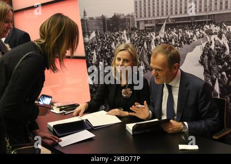 L'ex presidente del Consiglio europeo Donald Tusk firmando il suo libro 'onestamente' (Szczerze) nel Centro europeo di solidarietà è visto a Danzica, Polonia il 18 dicembre 2019 (Foto di Michal Fludra/NurPhoto) Foto Stock