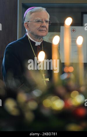 Arcivescovo di Cracovia, Marek Jedraszewski, visto durante una rottura annuale del wafer di Natale (polacco: Oplatek) tradizionale evento, nel Municipio di Cracovia. Mercoledì 18 dicembre 2019 a Cracovia, Polonia. (Foto di Artur Widak/NurPhoto) Foto Stock