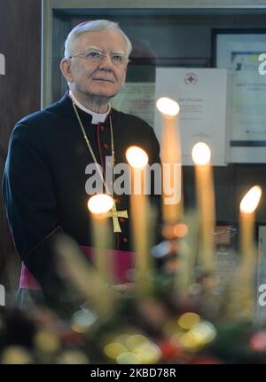 Arcivescovo di Cracovia, Marek Jedraszewski, visto durante una rottura annuale del wafer di Natale (polacco: Oplatek) tradizionale evento, nel Municipio di Cracovia. Mercoledì 18 dicembre 2019 a Cracovia, Polonia. (Foto di Artur Widak/NurPhoto) Foto Stock