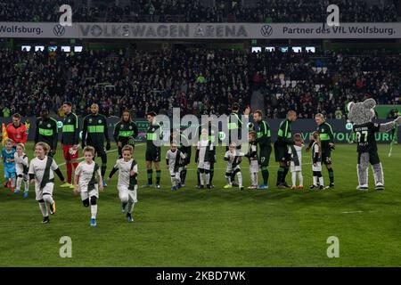 Wolfsburg players prior to the 1. Bundesliga match between VfL Wolfsburg and FC Schalke 04 at the Volkswagen Arena on December 18, 2019 in Wolfsburg, Germany. (Photo by Peter Niedung/NurPhoto) Stock Photo