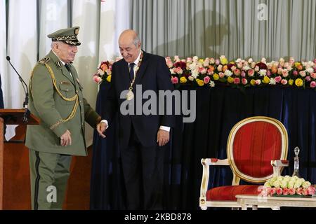 Il presidente algerino Abdelmajid Tebboune (R) bacia il capo delle forze armate, il tenente generale Ahmed GAID Salah (C), durante la cerimonia di giuramento ad Algeri (Algeria), 19 dicembre 2019. Tebboune è stato eletto con un mandato quinquennale nelle elezioni presidenziali del 12 dicembre la prima da quando l'ex presidente Abdelaziz Bouteflika si è dimesso nell'aprile 2019 (Foto di Billal Bensalem/NurPhoto) Foto Stock