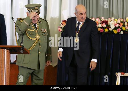 Il presidente algerino Abdelmajid Tebboune (R) bacia il capo delle forze armate, il tenente generale Ahmed GAID Salah (C), durante la cerimonia di giuramento ad Algeri (Algeria), 19 dicembre 2019. Tebboune è stato eletto con un mandato quinquennale nelle elezioni presidenziali del 12 dicembre la prima da quando l'ex presidente Abdelaziz Bouteflika si è dimesso nell'aprile 2019 (Foto di Billal Bensalem/NurPhoto) Foto Stock