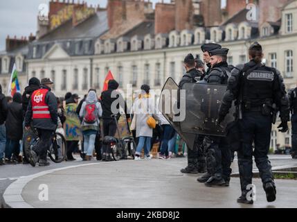 Gendarmes mobile che supervisiona una manifestazione contro la riforma delle pensioni a Nantes (Francia) il 19 dicembre 2019. (Foto di Estelle Ruiz/NurPhoto) Foto Stock