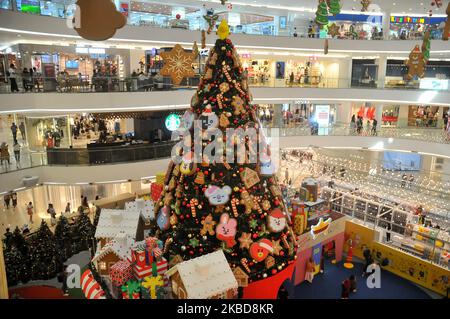 Grande albero di Natale nella sala del centro commerciale di Senayan City, Giacarta, il 19,2019 dicembre. Indonesia ha la maggior parte dei musulmani ma la presenza delle celebrazioni in anticipo di Natale è anche goduto di vari tipi di religioni dimostrati centri commerciali e mercati nella capitale ha iniziato ad essere installato ornamenti di Natale e rispetto reciproco. Dasril Roszandi (Foto di Dasril Roszandi/NurPhoto) Foto Stock